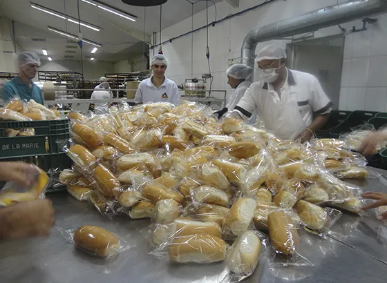 Equipe Delamarie - Qualidade e dedicação em cada produto Equipe da Delamarie trabalhando na produção